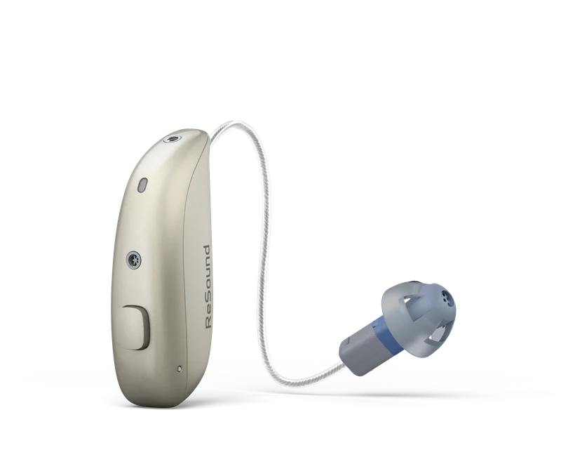 Audífono retroauricular recargable con el molde de silicona que se coloca en el canal auditivo